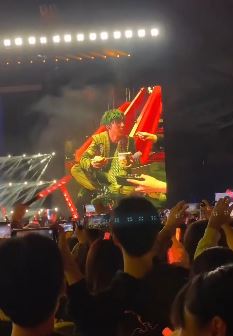 薛之谦广州演唱会现场吃泡面