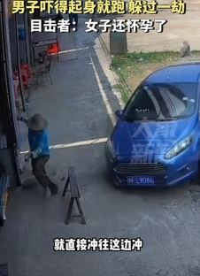 女子开车发生碰撞后失控冲向路边店铺 一男子险被撞