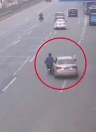 男子骑电动车机动车道行驶被撞倒，你来评评谁的责任？