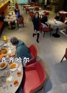 男子吃饭看美女挨打