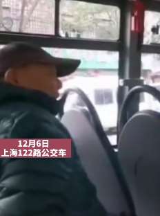 老人公交车上嫌热开窗，后座老人摘下口罩发泄不满