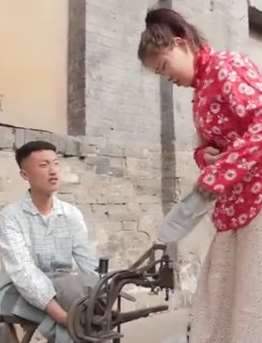 搞笑视频：美女让男子修鞋 让把37码修成39码