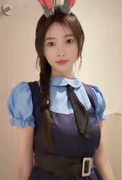 网红小姐姐「芮甜甜」穿jk制服自拍,这身兔子警官装太诱人