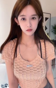 漂亮小姐姐「甜橙晓晓」居家跳手势舞 ,咋看咋好看!