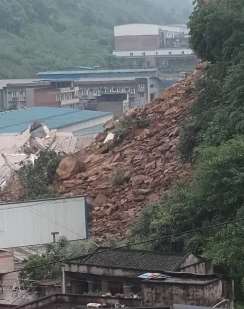 重庆一村庄发生山体滑坡多人被困