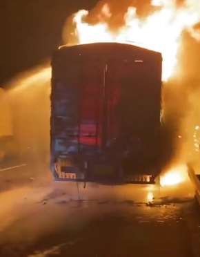 沪昆高速一满载口罩原料货车起火