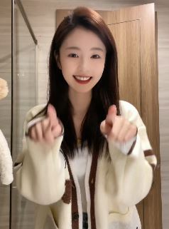可爱小姐姐「小李同学」居家浅跳,配文:你笑起来真好看
