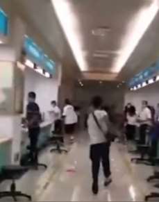 广东一男子公共场所持刀追砍妻子