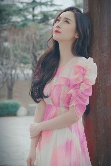 演员李曼分享变装视频，配文：抬头看，天上就是光