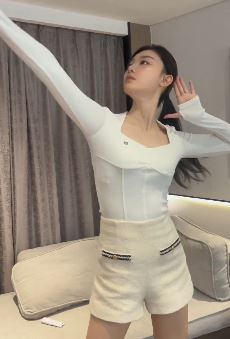 美女车模「张芮尔」搞笑：哪个姿势的布洛芬最管用？