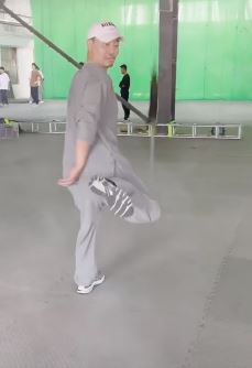 演员吴樾快手发日常练剑视频，一个小小的动作可见深厚功底！