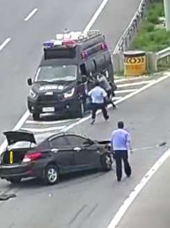 吉林一男子无证驾驶小轿车高速出事故 民警处置时害怕被罚欲夺警车逃跑