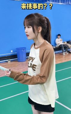 打羽毛球高手「侃萌」小姐姐与小伙对练 小伙被打的怀疑人生