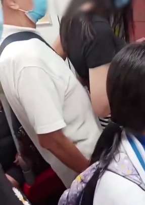 广州地铁3号线现猥亵男 身后有空间却紧贴女子