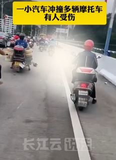 广东封开县一小车冲撞多辆摩托车致多人受伤