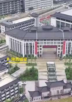 陕西刚摘帽贫困县建豪华中学引热议 官方回应：多校合并长远看可行