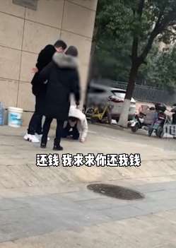 无锡一男子当街下跪求还钱