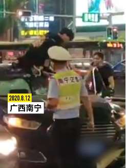 南宁一电动车载人闯红灯被撞  2人同时被掀翻于车顶