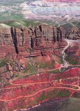 航拍新疆S101公路绝美自然风光