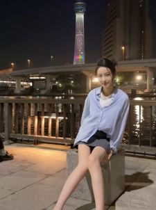 好看小姐姐「甜甜宝」穿短裙露美腿分享夜晚街头美景