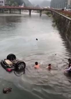 武汉一官员自驾游遇车祸身亡