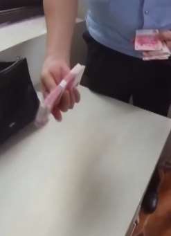 四川一男子将装有3万余元手包与垃圾一并丢掉 好心人捡到后归还