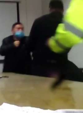 交通事故双方警局互殴 民警制止反被打