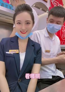 美女搞笑：你看我多大？一旁小伙理解错误了！