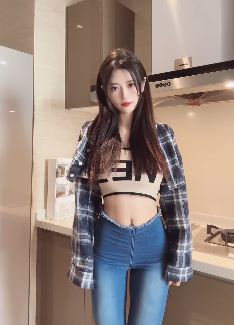 迷人小姐姐「甜猫」居家浅跳,潮流穿搭尽显好身材