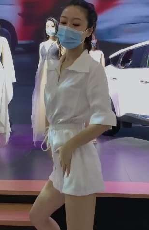 车模黄会赢热舞 动作真潇洒