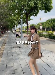 搞笑视频：美女以为小伙电线杆旁触电，飞起一脚将其踹倒在地！