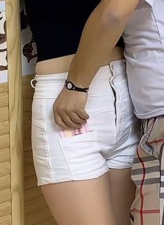 搞笑视频：亲亲是假，偷钱是真，大意了！