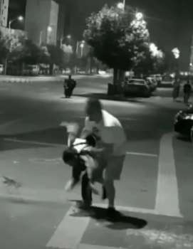 男子低头系鞋带，危险时刻路人挺身而出