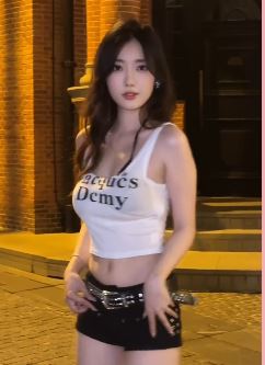 好看小姐姐「陈熙雅」火辣穿搭夜晚街头浅跳  网友:甜妹身材御姐风