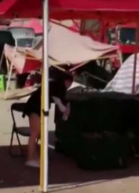 贵州一女商贩喝口水用嘴向杨梅喷水 当地市场管理方将其拉入"黑名单"