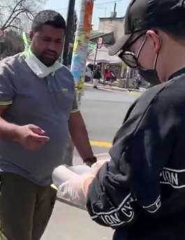 中国小伙在塞尔维亚街头免费发放口罩