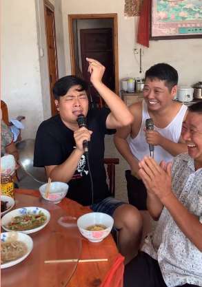 果然是饭桌上的群星演唱会，小伙子太有才了，模仿的很到位！