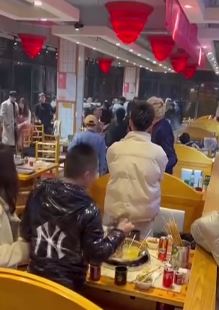成都一男子火锅店被围殴泼热油