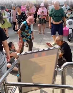 大爷大妈街头吵架，这吵架方式一般人真还学不来！