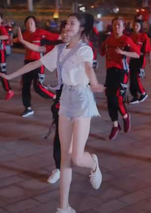 网红小姐姐跳广场舞跳得真给力  想不想与她一起dancing