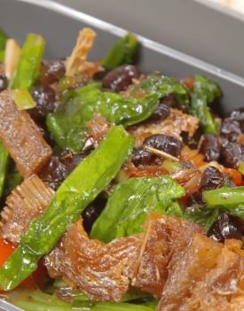 家常豆豉鲮鱼油麦菜，简单好吃做起来！