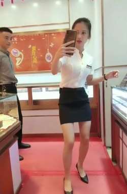 搞笑：美女穿职业装上班自拍被经理发现