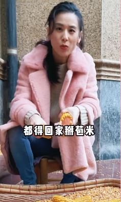 黄圣依回老家掰玉米上热搜