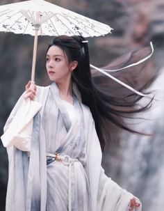 青年演员陈瑶分享古风大片，共饮一杯酒，同赏山间景！