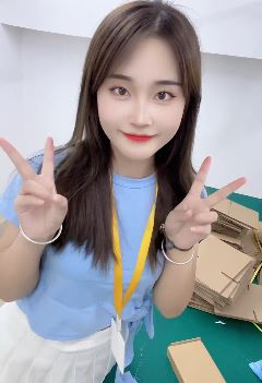 电子厂上班的漂亮小姐姐，称熬夜12小时挣了260快！网友：你们厂还招工吗？