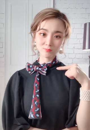 上衣领口处随意剪一下,搭配丝巾,装扮出四种不同的款式!