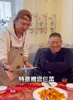 演员杜旭东搞笑：去餐馆吃饭，老板临时把菜名给改了！