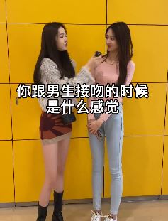 大美女赵铃铛街采小姐姐：跟男生接吻是什么感觉？