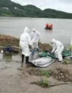 湖北黄冈被洪水冲走村支书失联17天后遗体被找到