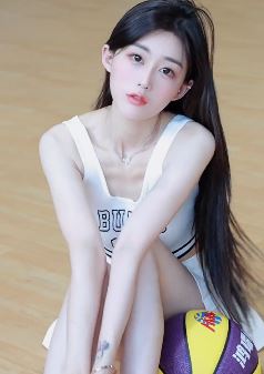 甜系小姐姐「饭饭」球场打篮球,若遇到这样的小姐姐你还有劲打球吗?